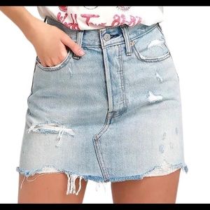 Light Wash Levi’s Jean Skirt